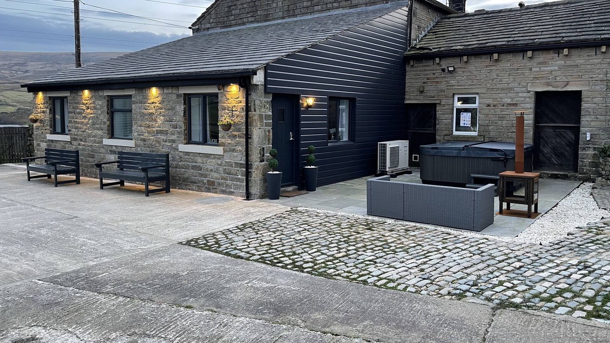 Sowerby Bridge Cottage | Luxury open plan kitchen, dining, lounge with 2 bedrooms and 2 bathrooms.