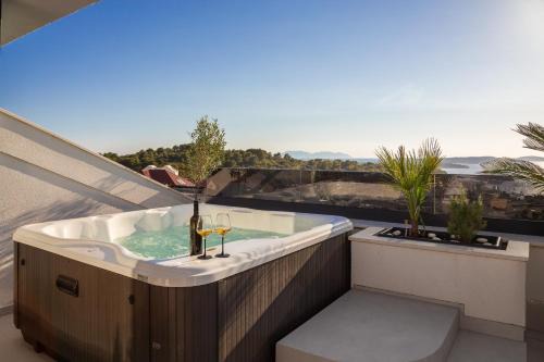 Krizna luka Apartment | Luxury Penthouse Hvar with Jacuzzi & Sea View