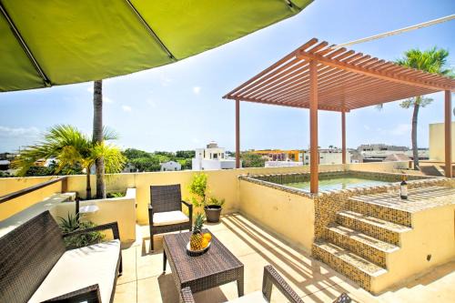 Tohoku Apartment | Luxury Penthouse with Rooftop Pool - Walk to Beach!