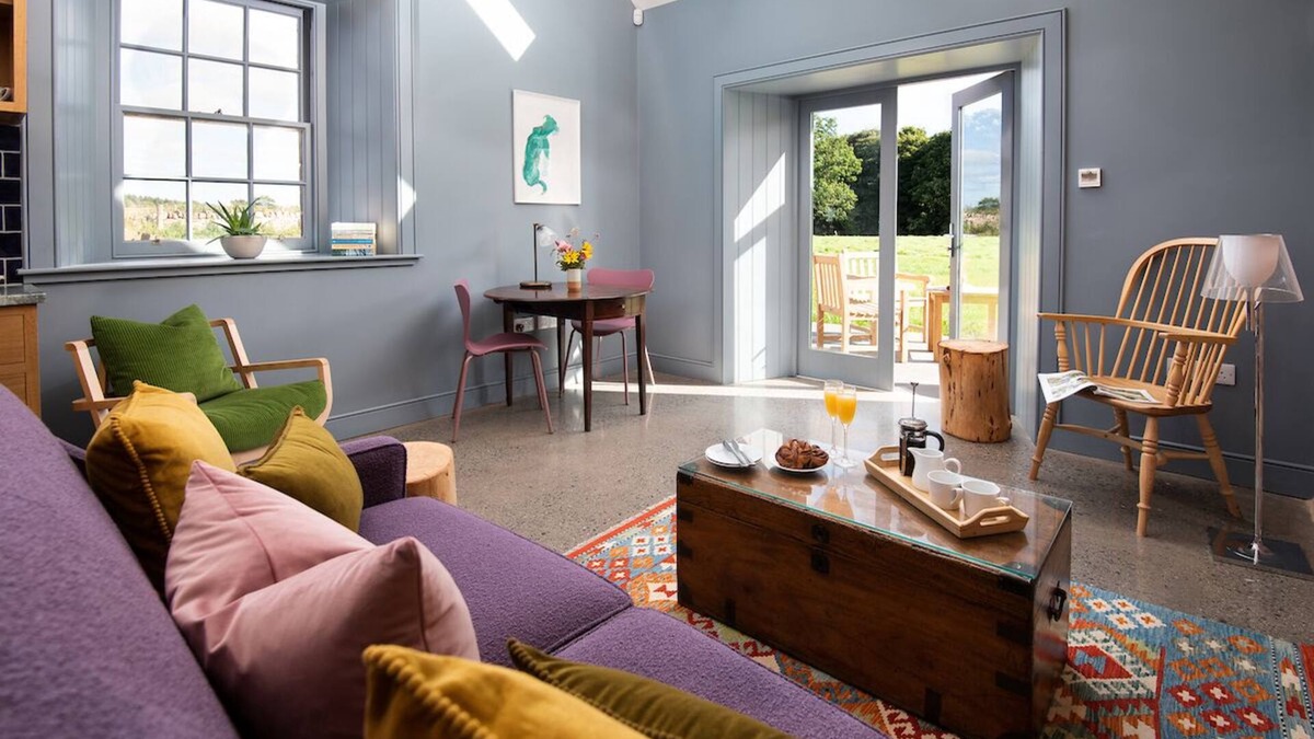 Haddington Cottage | Luxury Ploughman’s Bothy. Hyperfast WiFi, carbon negative and dog friendly!