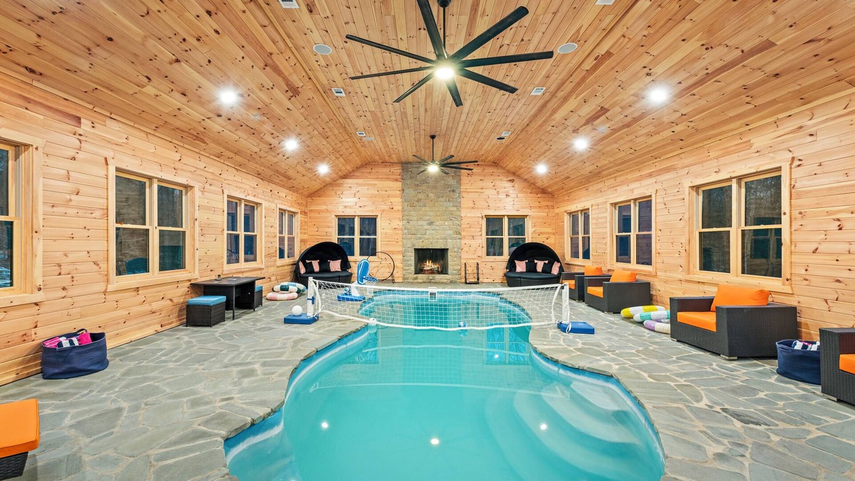 White Haven Cabin | Luxury Poconos Retreat w/Pool, Arcade, Golf Sim & More | Grand Timber
