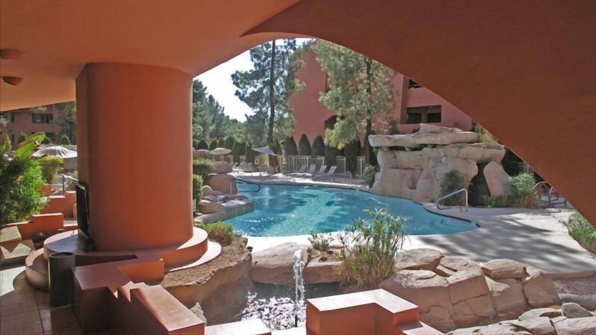 Paradise Valley Village Condo | Luxury Poolside Condo Elegantly Furnished a Home away from home