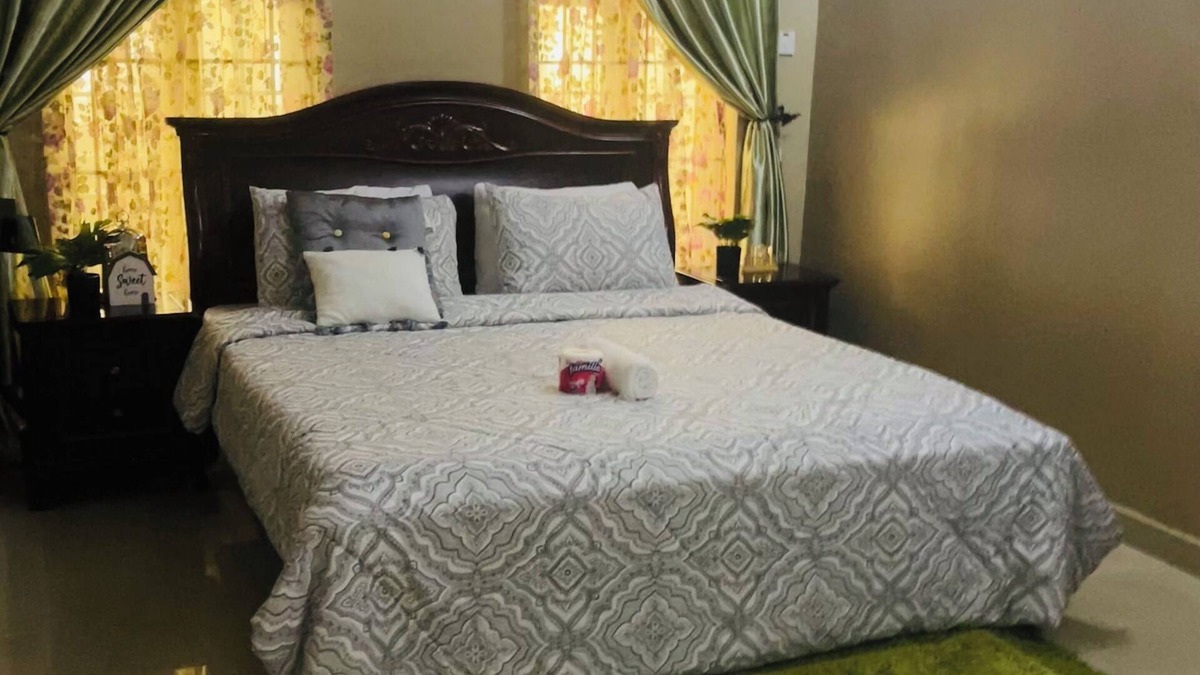 Ikeja House | Luxury Poolside Suite/1BR/Quiet Location with Free Wifi and Cable