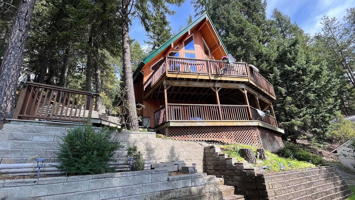 East Kootenay Villa | Luxury Private 150 foot Beachfront Lakehouse (sleeps 14) with two large docks.