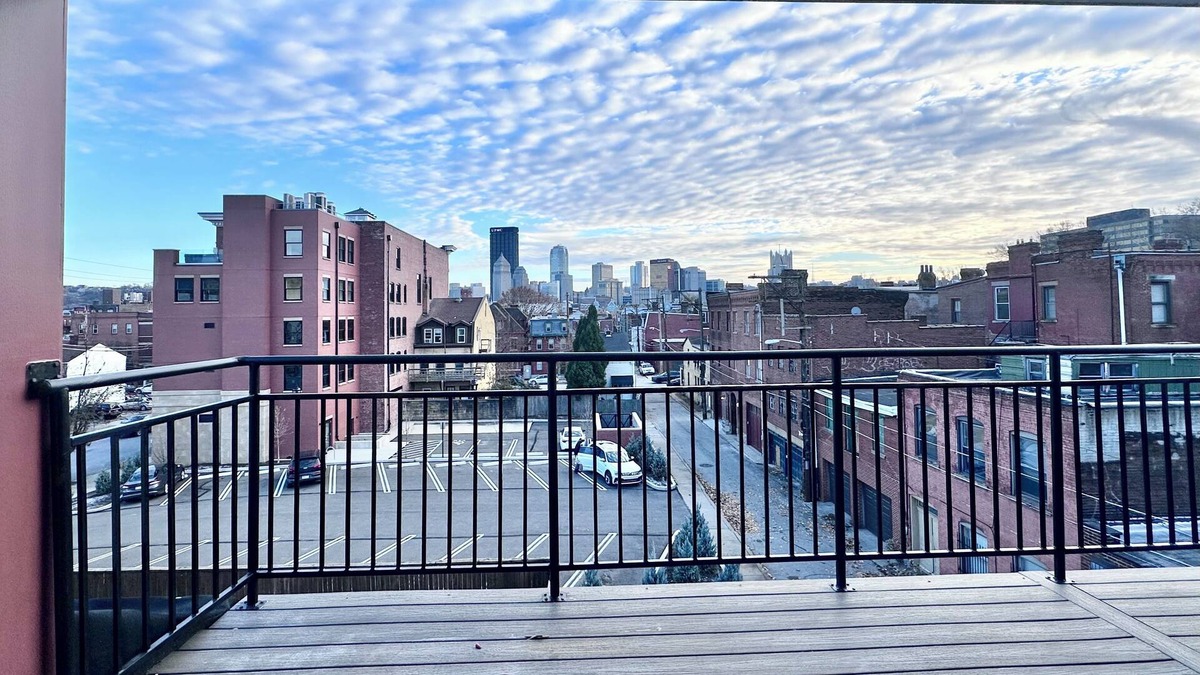 East Allegheny House | Luxury Private Boutique Hotel with CityView, Hot Tub, Free Parking