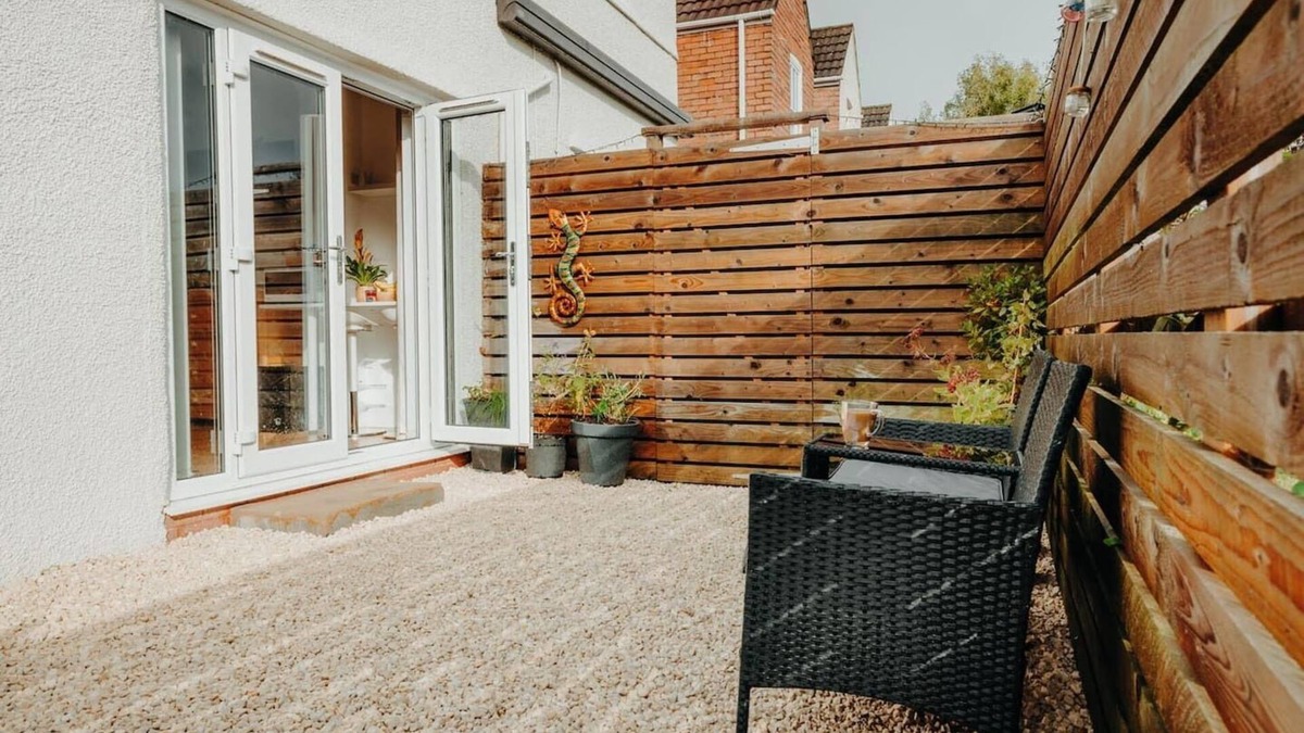 Caldicot House | Luxury Private Suite. Super fast Wi-Fi.Parking Private Courtyard Garden.