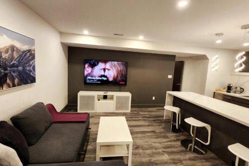 Victoria Village Apartment | Luxury Private Suite with own entrance, private bath