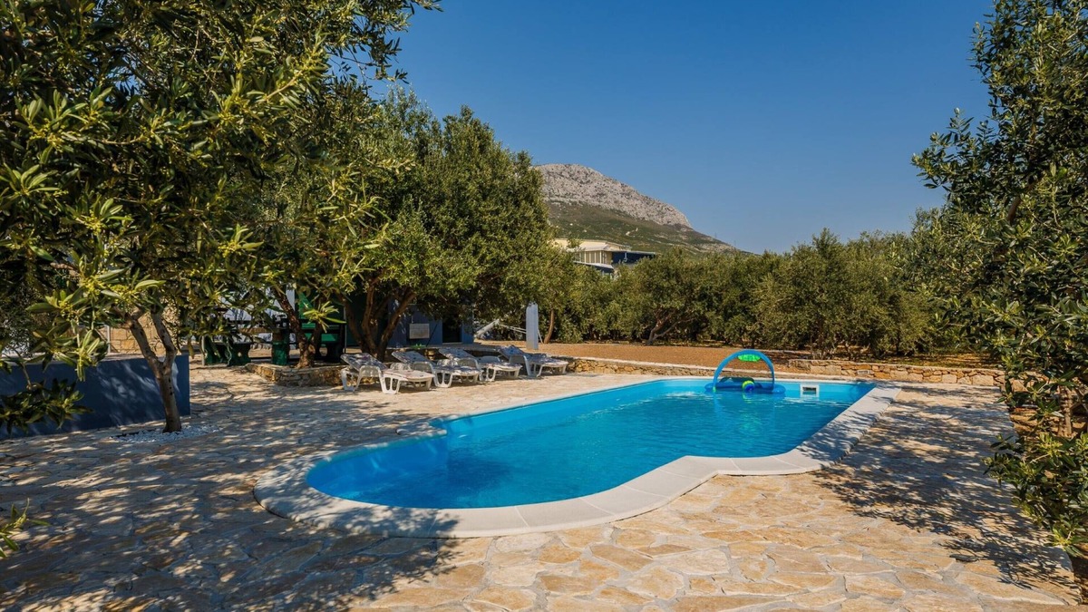 Kastel Gomilica Apartment | Luxury private villa complex with heated pool and jacuzzi, fit for parties!