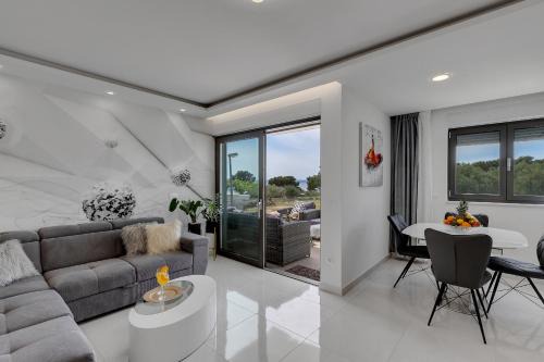 Promajna Apartment | Luxury Promajna Beach Apartment