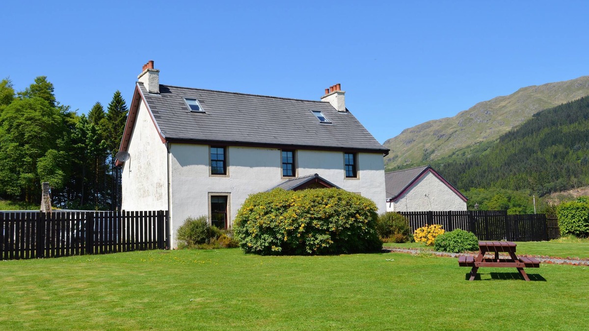 Ardentinny House | Luxury property sleeping 14 with extensive garden, sauna and hot-tub near Dunoon