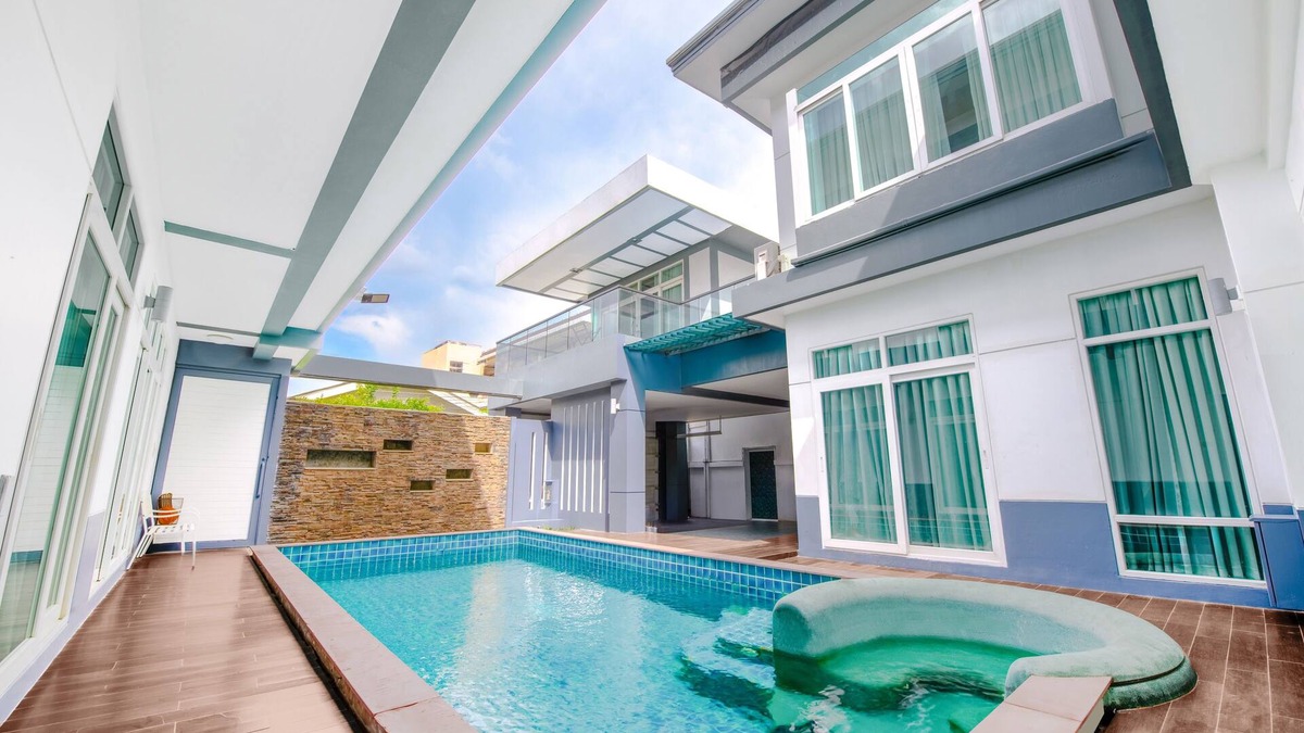 Wang Thonglang Villa | Luxury Pure Modern Pool Villa 5Bed Near BTS and Central Eastville