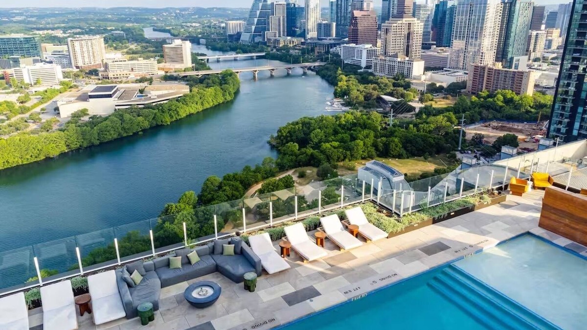 East Cesar Chavez Condo | Luxury Rainey St Condo with rooftop pool, Lakeview & Gym