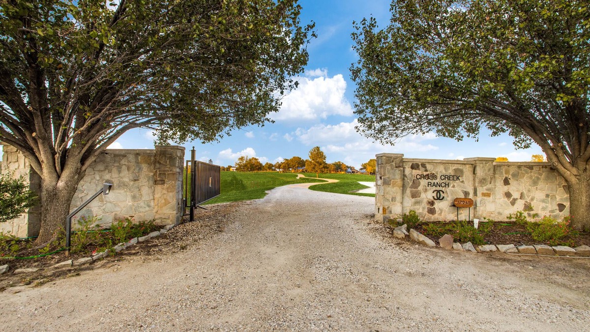 Westminster House | Luxury Ranch Retreat on 100+ Acres Near Dallas w/Pool & Lake Access