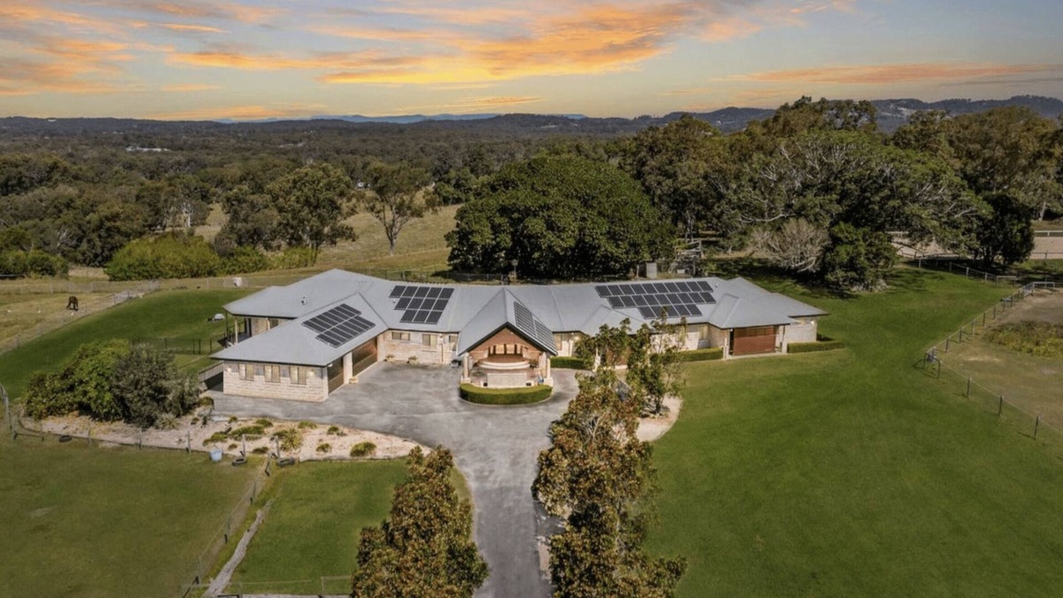 Thornlands House | Luxury Range Stay: 6 bedroom 4 bathroom