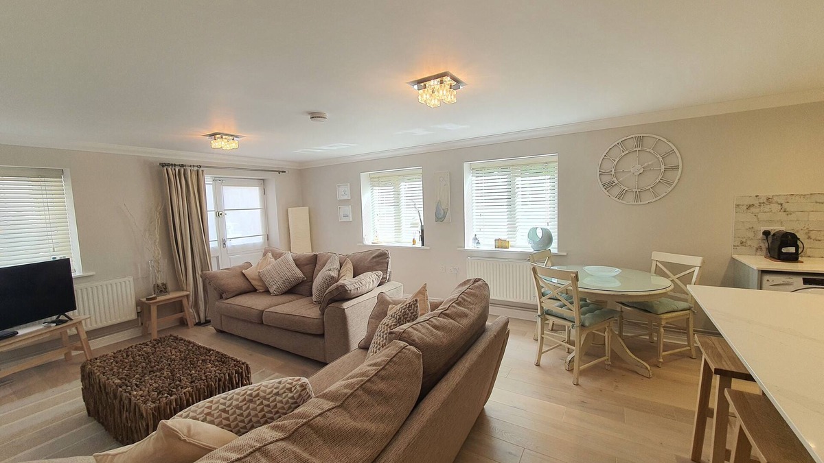 Boscombe Apartment | Luxury refitted ground floor two bed/two bath apartment close to Boscombe beach