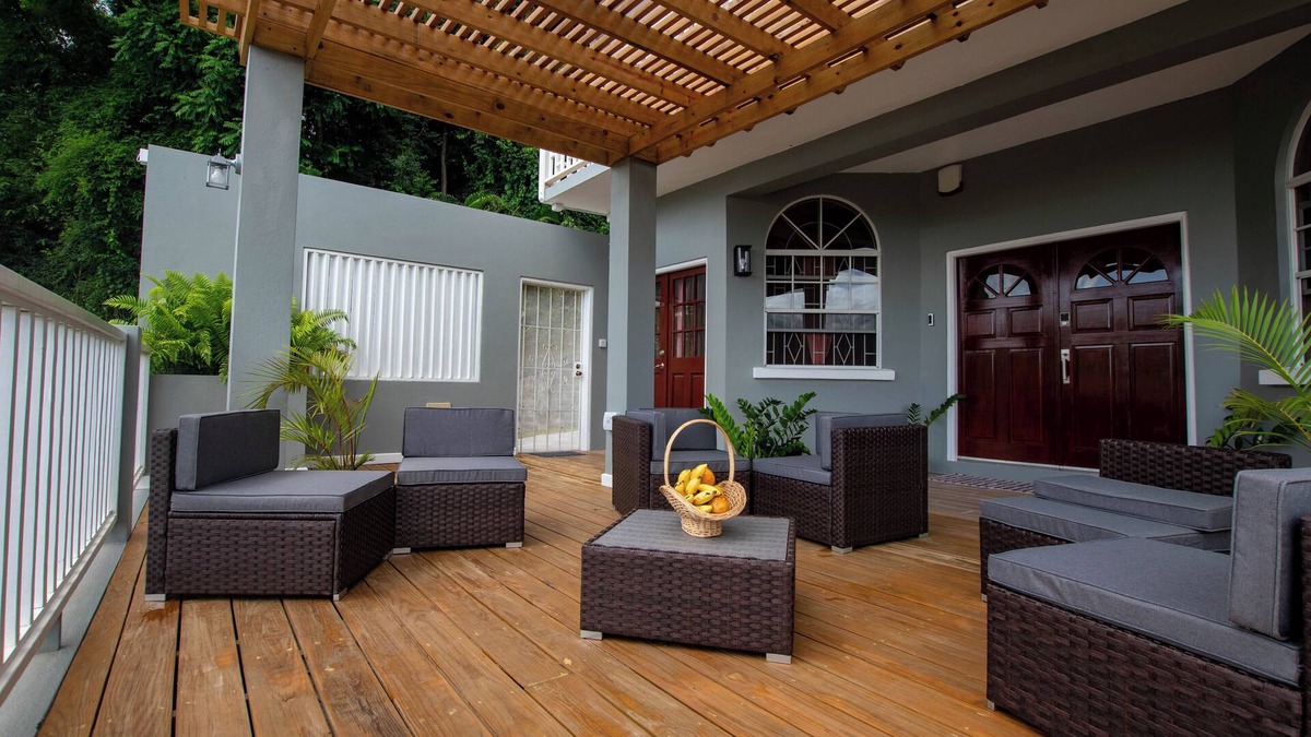 St. George's House | Luxury Remodeled Villa, close to Amenities/Beaches