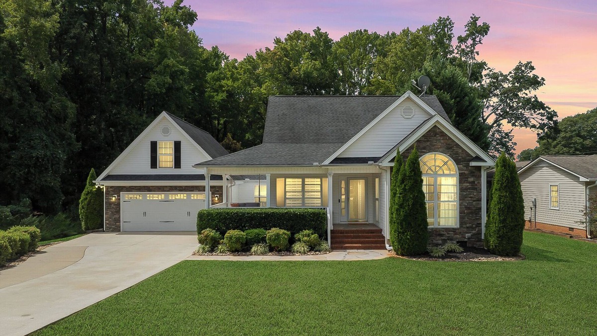 Simpsonville House | Luxury Retreat &Heated Pool Downtown Simpsonville-Game Room and more Up to 8 ppl