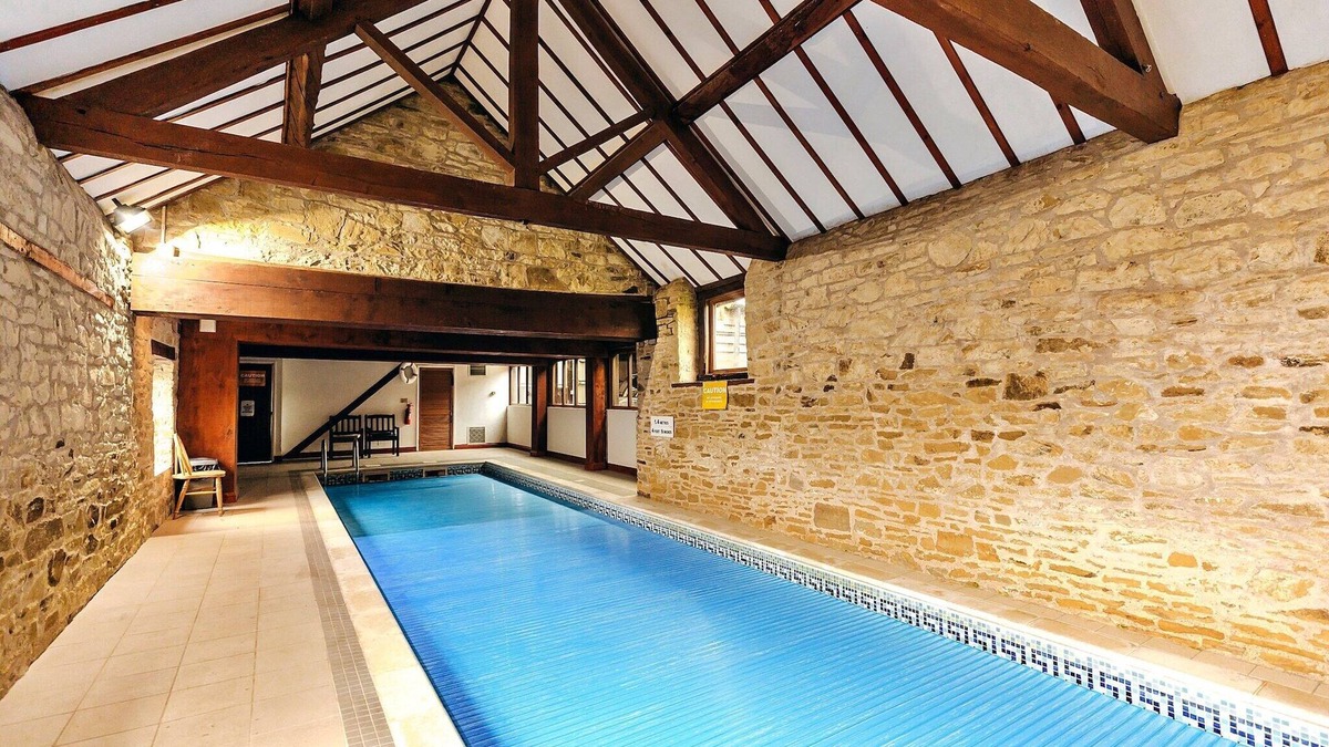 Craven Arms Cottage | Luxury Retreat in UK with Pool & Tennis Court