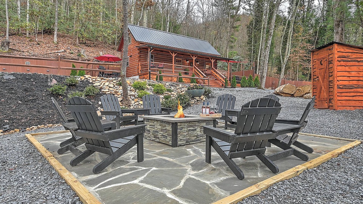 Elizabethton Cabin | Luxury Retreat in the Smokey Mountains/Hot Tub Cabin A