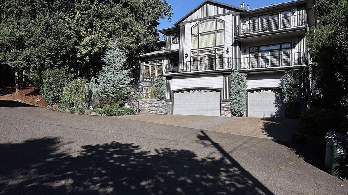 Sunnyside House | Luxury Retreat in Happy Valley – Theater, Sauna & Gourmet Kitchen