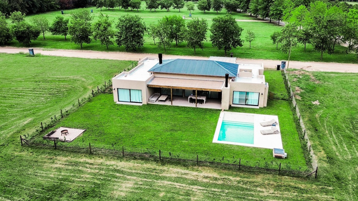 General Rodriguez House | Luxury retreat: Modern house with garden and pool