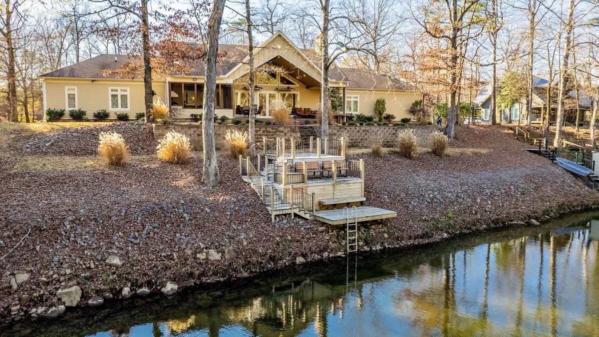 Murfreesboro Cabin | Luxury Retreat on Little Mo River, Fish From Private Docks, Kayaking, Serenity