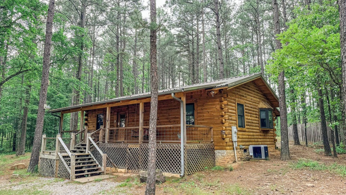 Bismarck Cabin | Luxury Retreat, Private Hot Tub, Romantic Getaway