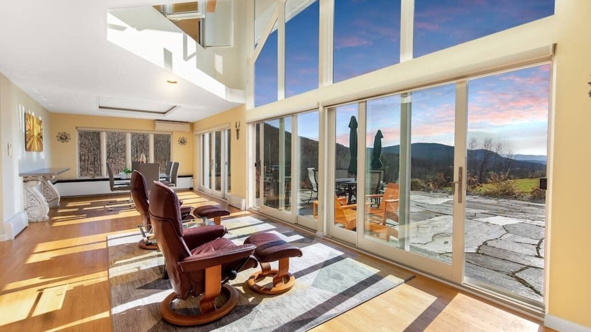 Pittsford House | Luxury Retreat w Incredible View