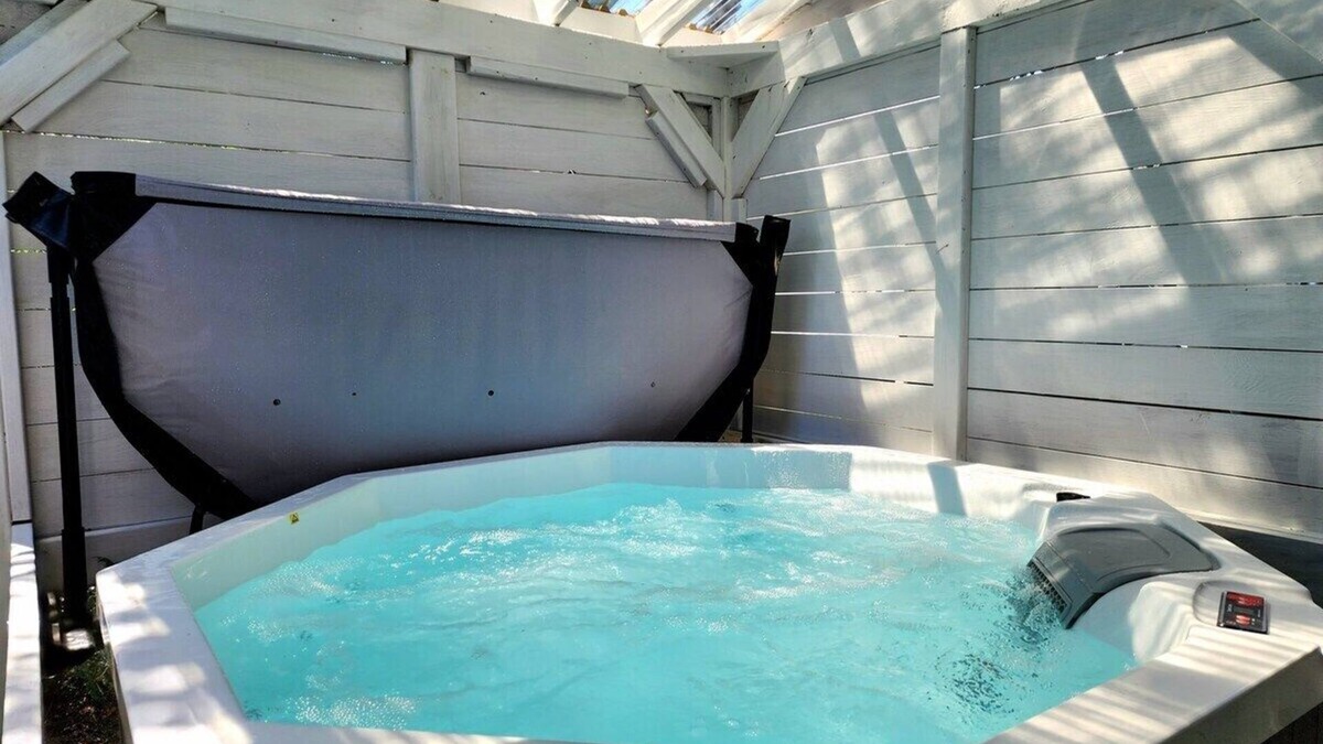 Quartier 5-4 Apartment | Luxury Retreat with Hot Tub | EV Charger & Parking