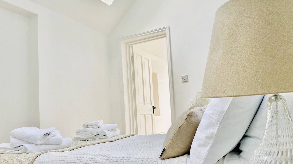 North Richmond Apartment | Luxury Richmond 4 Bd w Garden and off street parking and self contained annexe.
