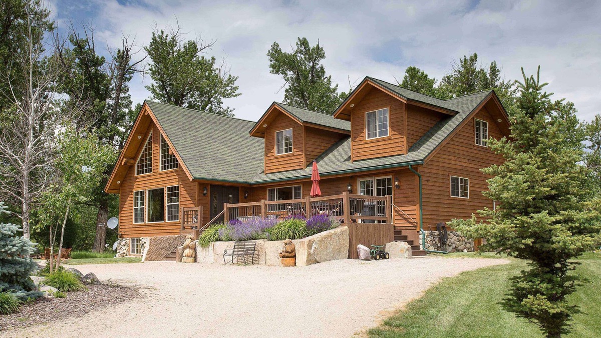 Absarokee Cabin | Luxury Riverfront Beartooth Mountain Lodge - Private Retreat! Visit Yellowstone