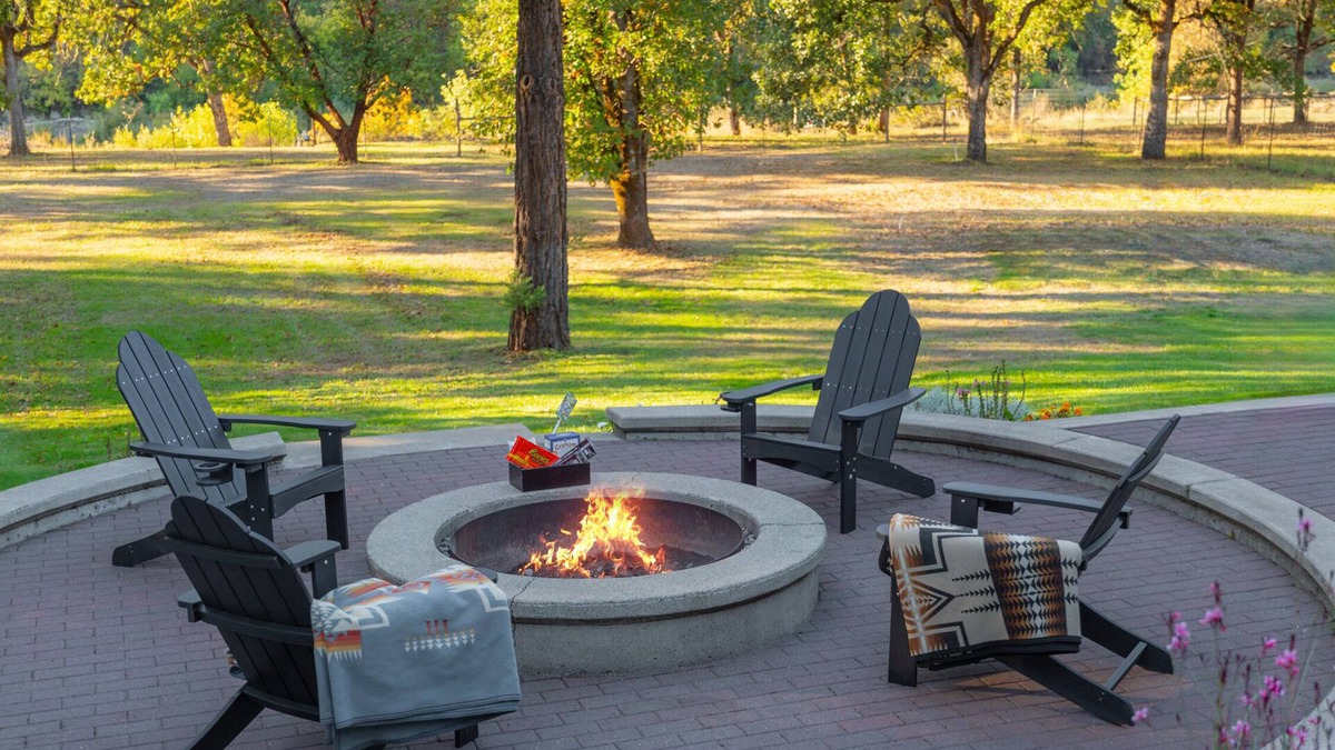 Roseburg House | Luxury Riverfront Escape- Hot tub & Fire Pit