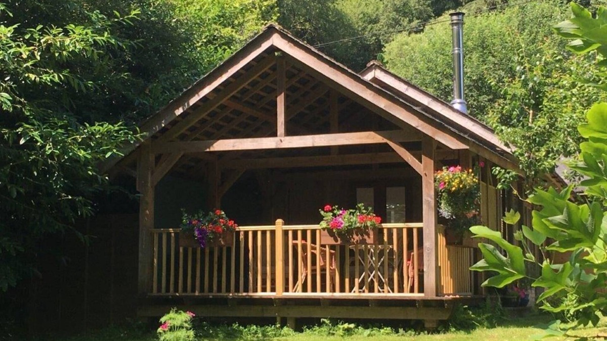 Liskeard Cabin | Luxury riverside lodge with covered terrace