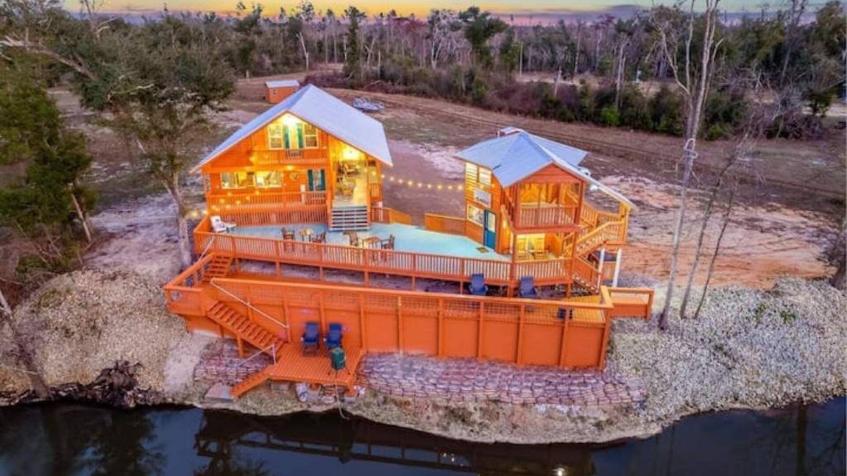 Clarksville House | Luxury Riverside Retreat