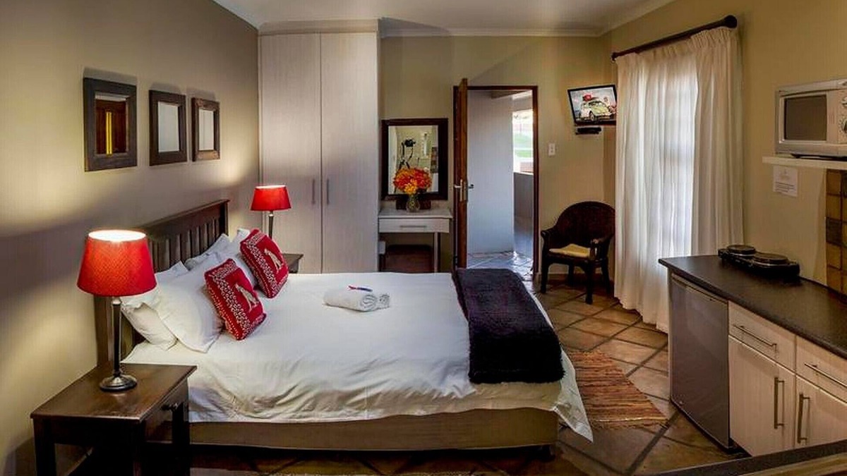 Humewood Bed & Breakfast | Luxury Room, double Bed and Sleeper Couch max 4 guests, near Port Elizabeth