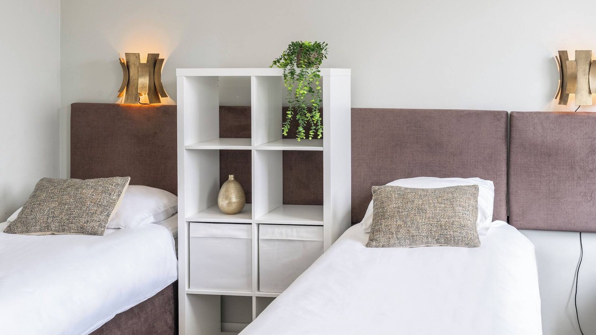 Municipality of Geertruidenberg Apartment | Luxury room with Air conditioning near shops and a short drive from Efteling and Beekse Bergen.
