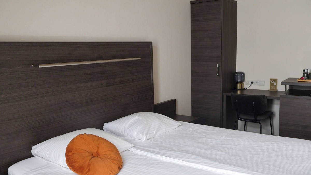 Municipality of West Maas en Waal Hotel | Luxury room with a balcony overlooking De Gouden Ham, offering modern amenities and a serene, picturesque setting.