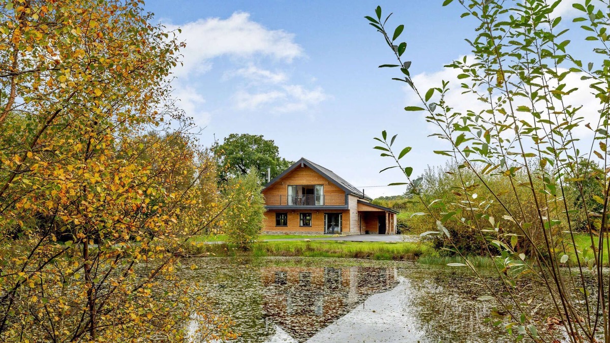 Rhayader Ski Chalet | Luxury Rural Hot Tub Lodge with Lakeside Views