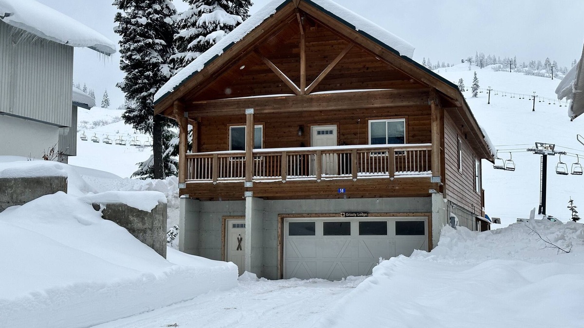 Snoqualmie Pass House | Luxury Rustic Modern on Ski Slope w/Ski in & out. 4B/4Bath w/3 ensuite. w/HotTub