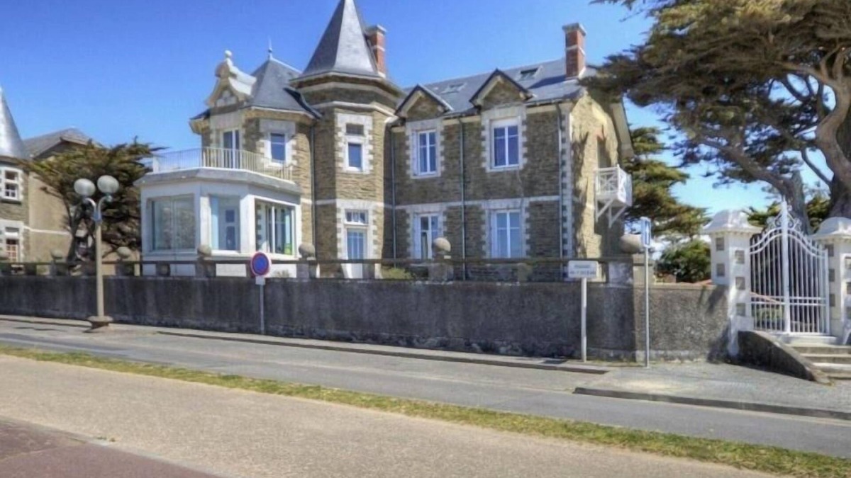 Tharon-Plage Cottage | Luxury Seaside Gîte with Balcony, Parking, and Baby Equipment