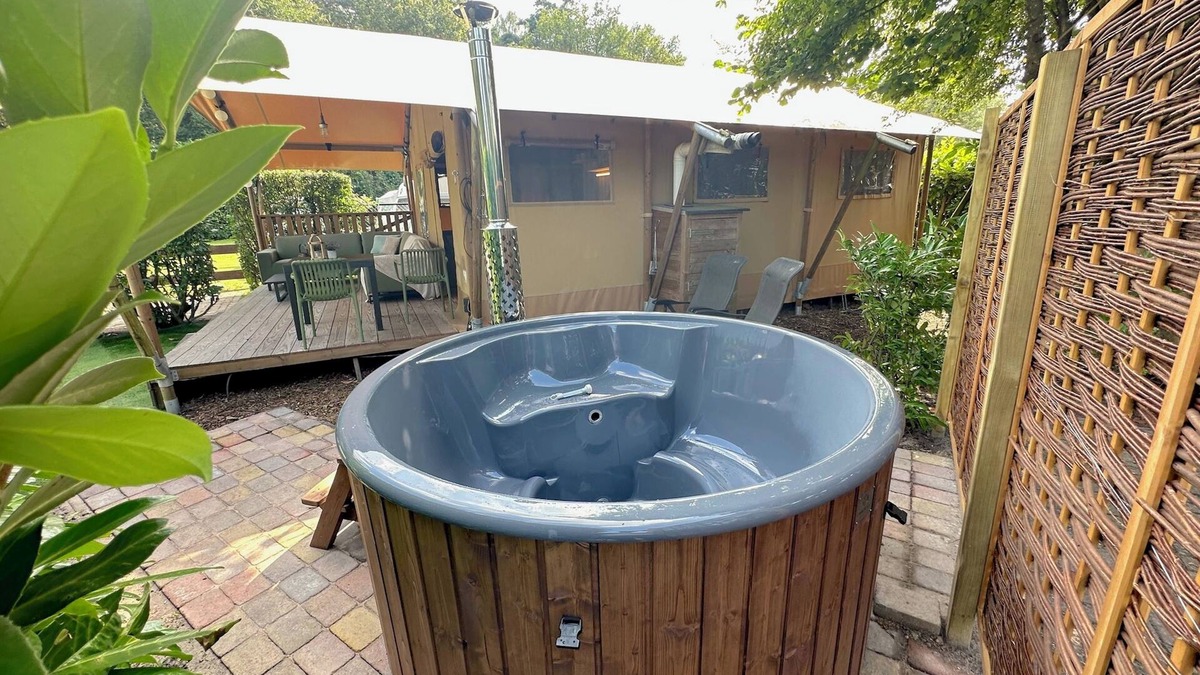 Hulshorst House | Luxury safari tent with a hot tub on the Veluwe