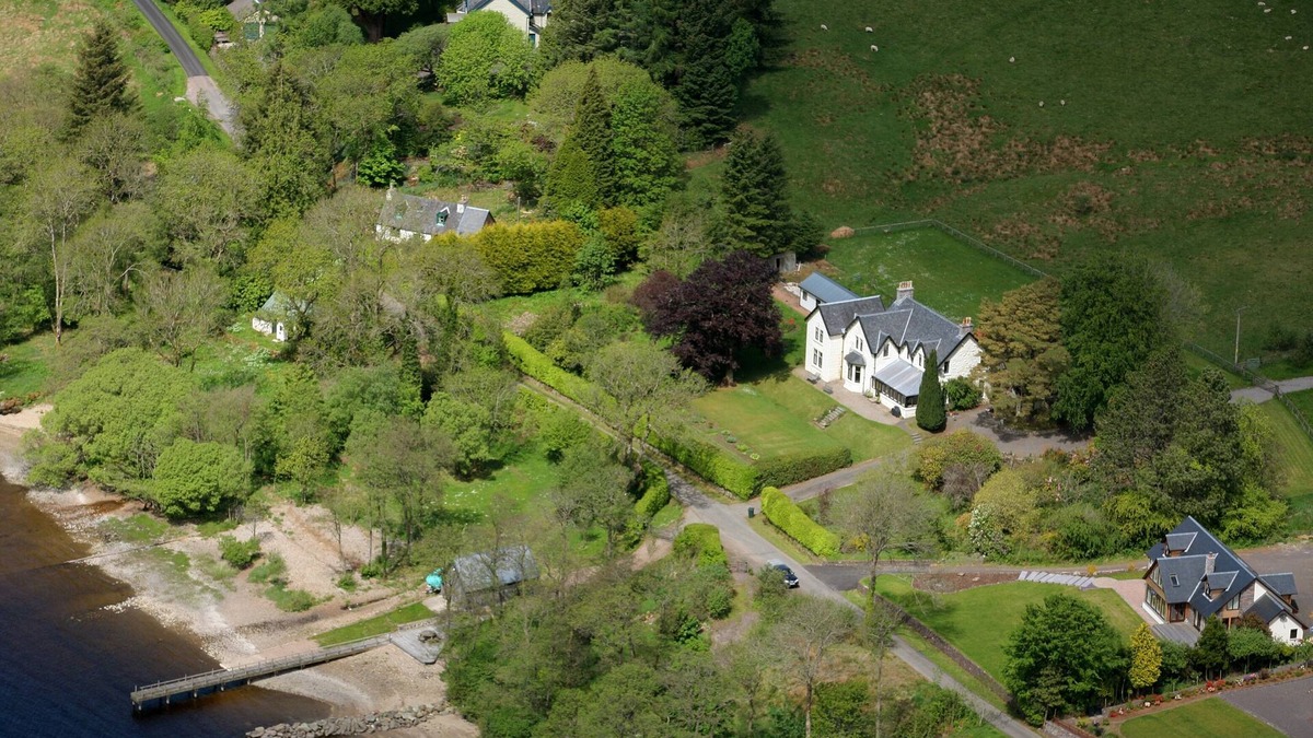 Kilchrenan Villa | Luxury Scottish holiday house on the shores of Loch Awe with boat house, jetty,
