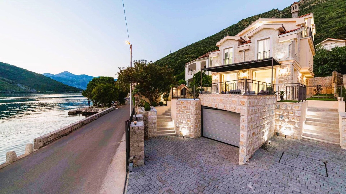 Lepetane Villa | ❤️Luxury Seafront Villa–4BR | 5 Baths| 3 Equipped kitchen| Hot Tub| BBQ| Terrace