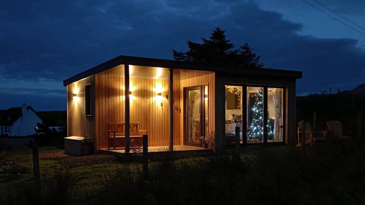 Digg Cabin | Luxury self-catering cabin - panoramic mountain views, short walk from the beach