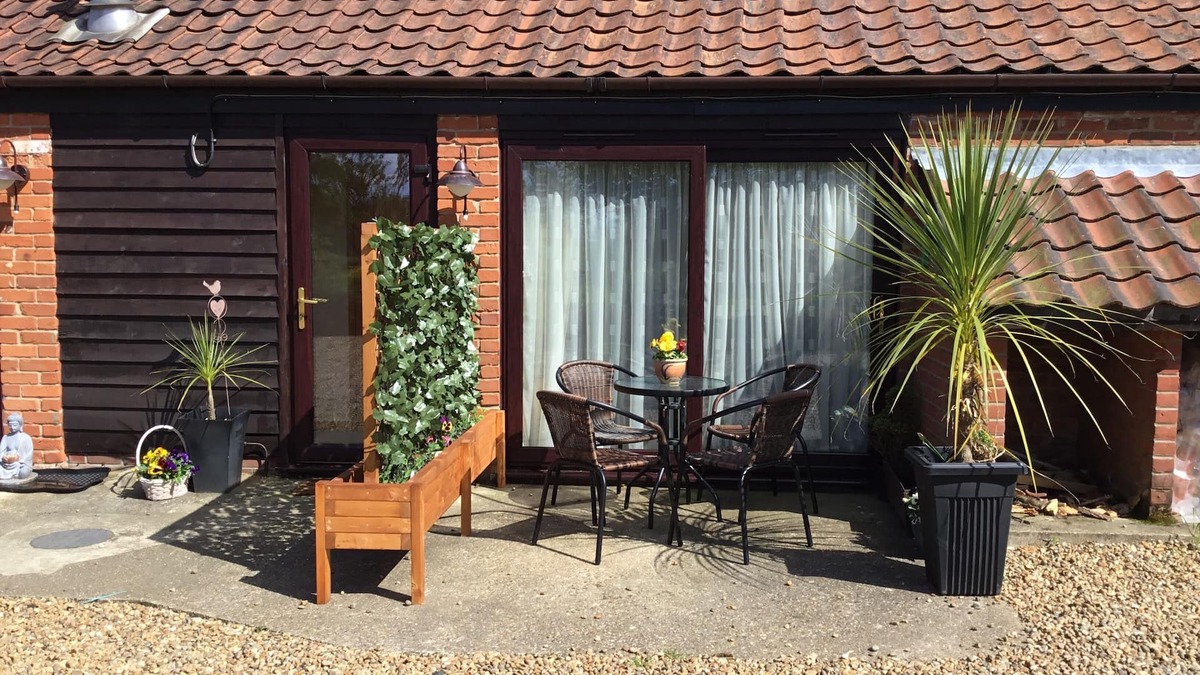 Surlingham Cottage | Luxury self contained holiday let, peaceful location by the Norfolk Broads.