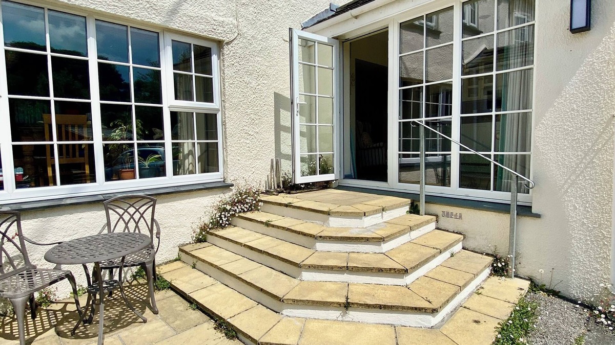 Tregony Apartment | Luxury Self Contained Studio on the Roseland Peninsula. En-suite, Parking, Wifi