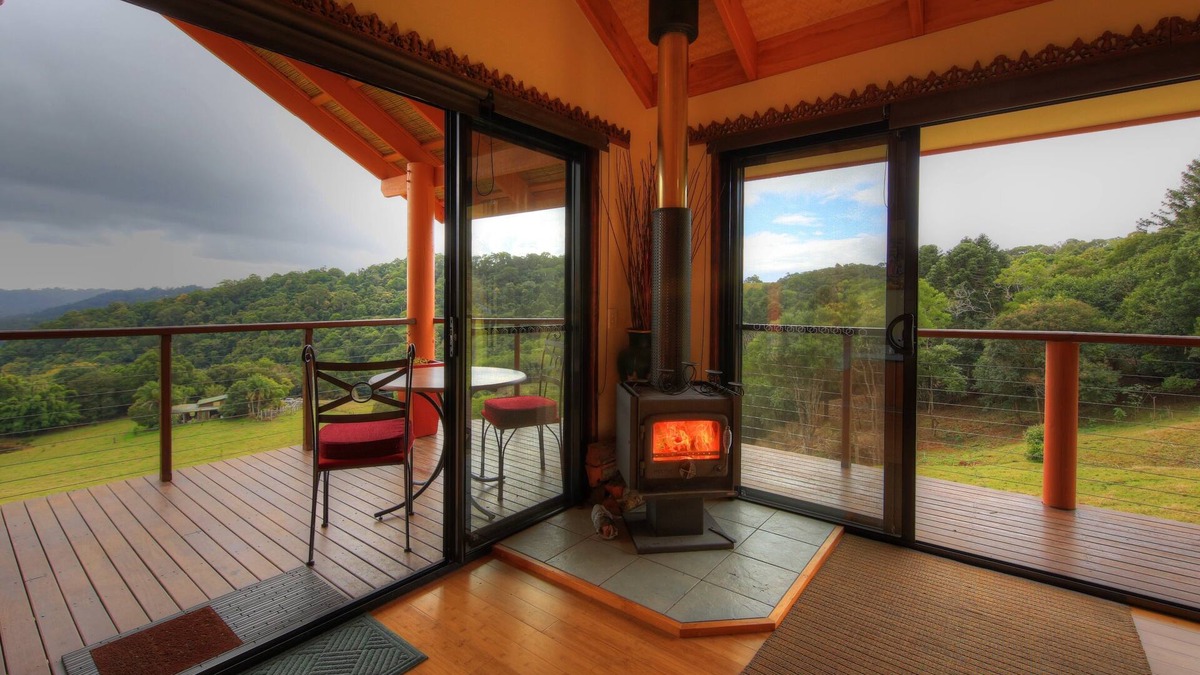 Balmoral Ridge House | Luxury self-contained villa with king bed, double spa, fireplace, and kitchen.