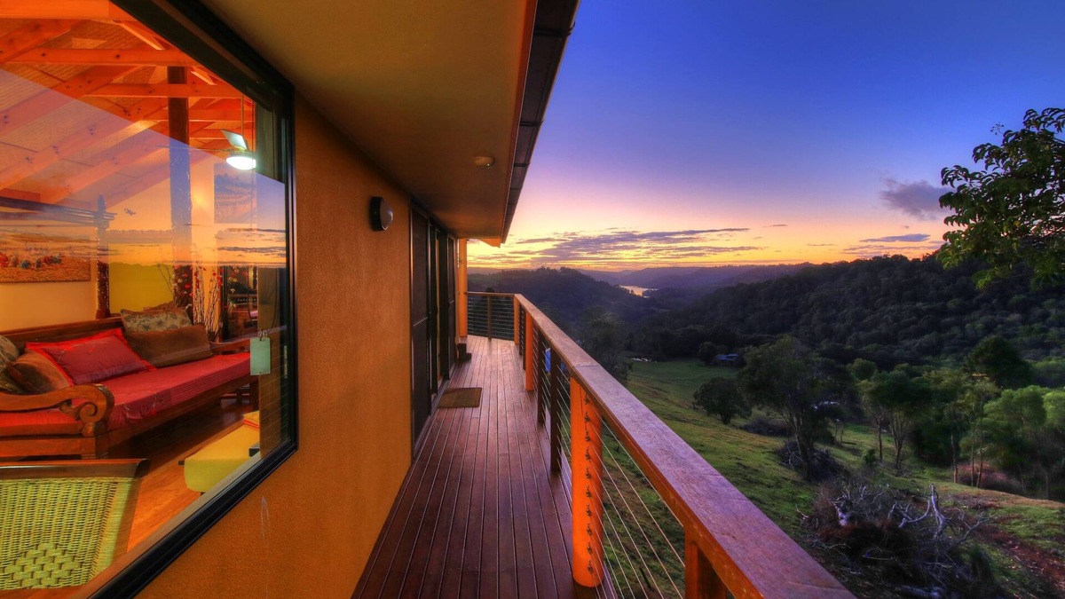 Balmoral Ridge House | Luxury self-contained villa with king bed, double spa, fireplace, and kitchen.