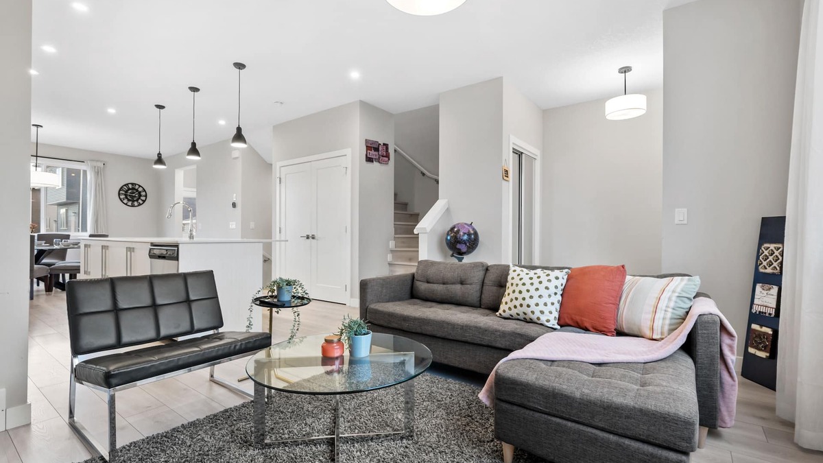 Chestermere House | Luxury Semi-Detached House 3BDR