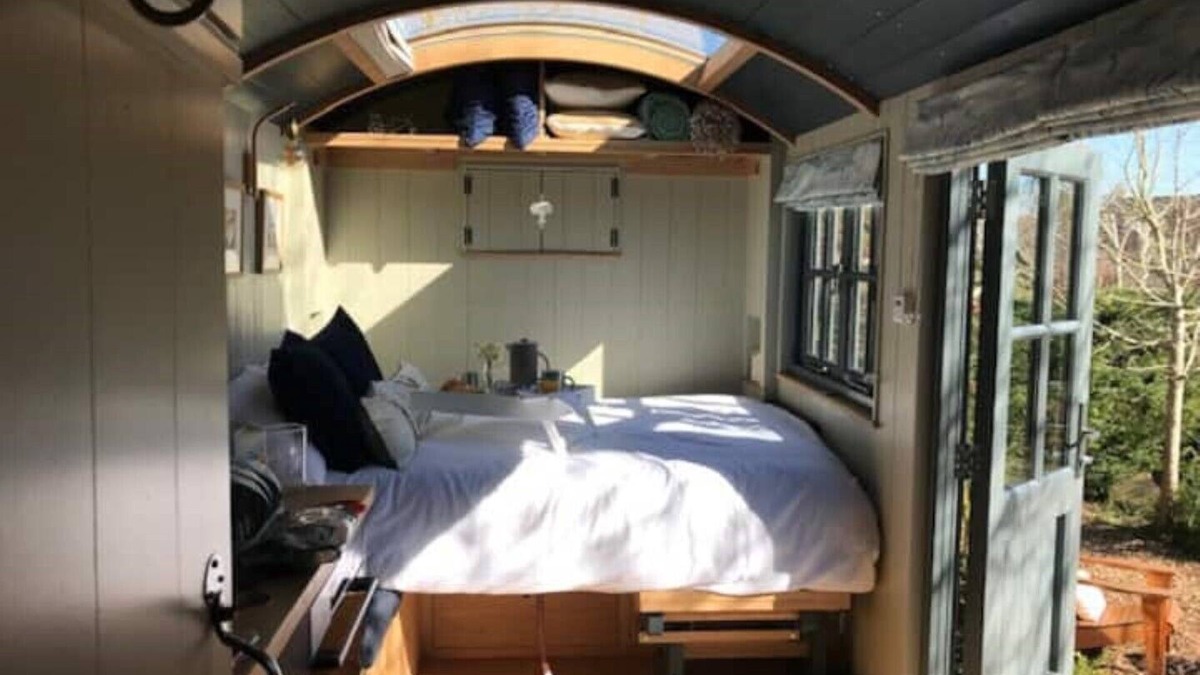 Frampton on Severn Cabin | Luxury Shepherds Hut Juliet